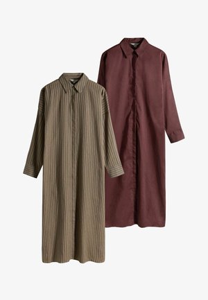 Deux robes midi à manches longues avec col, l'une marron avec de fines rayures verticales noires, l'autre bordeaux uni, toutes deux avec des boutons cachés à l'avant.