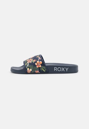 Marineblauwe slidesandaal met bloemenband met oranje en roze bloemen en het "ROXY"-logo aan de zijkant van de zool.