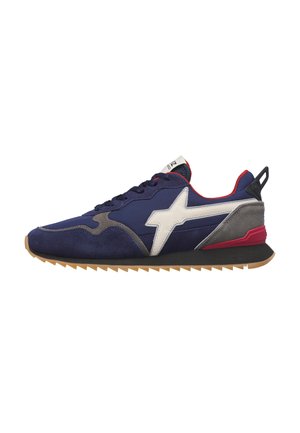 Sneaker blu navy con logo a stella bianca, dettagli grigi e rossi, suola nera e suola esterna in gomma, vista laterale.