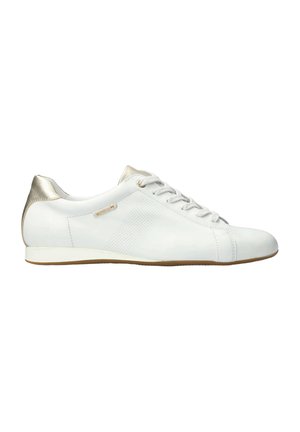 Baskets blanches en cuir à lacets avec détail doré au talon, panneau latéral perforé et semelle marron clair, vues de profil côté gauche.
