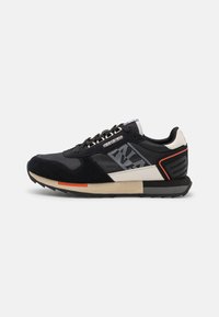 Sneaker nera con tomaia in suede e mesh, dettagli bianchi e arancioni. Presenta un colletto imbottito e una suola in gomma testurizzata.