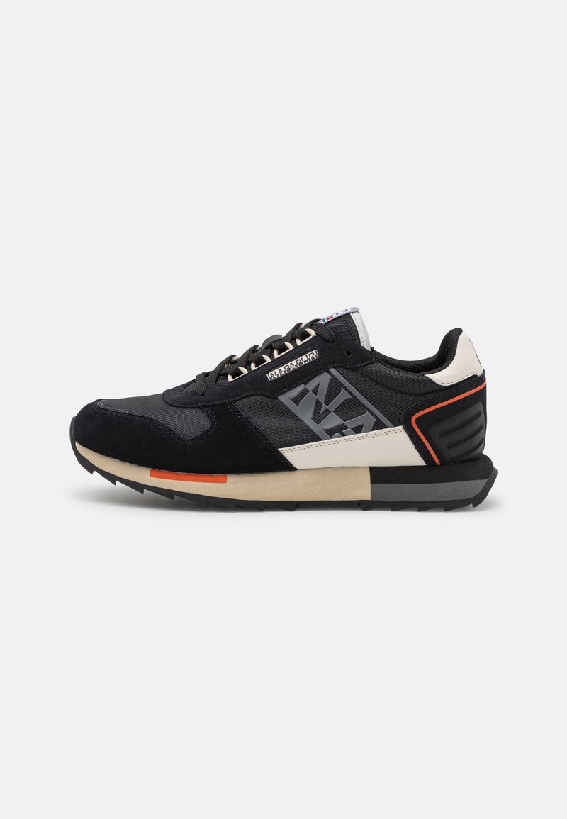 Sneaker nera con tomaia in suede e mesh, dettagli bianchi e arancioni. Presenta un colletto imbottito e una suola in gomma testurizzata.