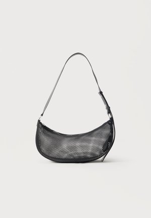 Petit sac d'épaule noir en mesh en forme de croissant avec une lanière fine réglable, sur un fond clair uni.