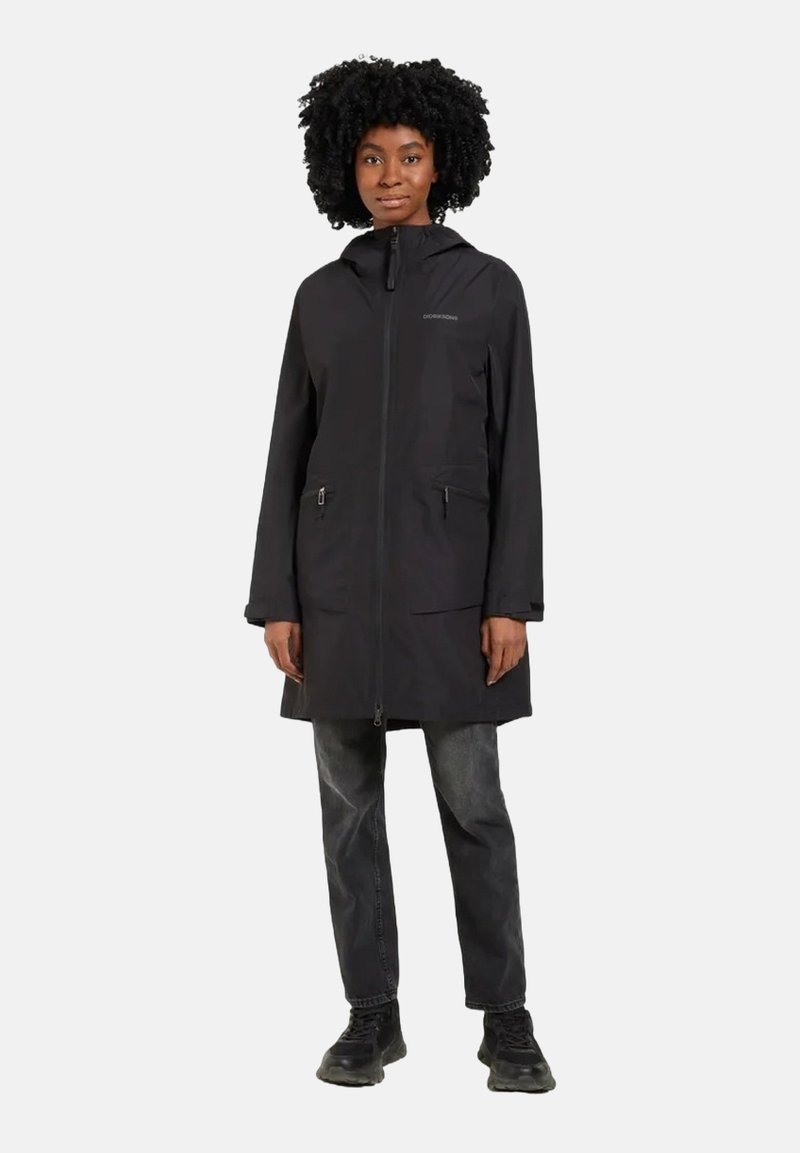Schwarze, langärmelige Parka mit Reißverschluss vorne, verstellbare Kapuze und übergroßen Taschen. Weicher Stoff mit glatter Textur; minimalistisches Design.