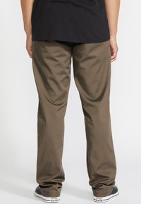 Khaki broek met een relaxte pasvorm, gemaakt van een zachte, lichtgewicht stof. Kenmerkt een vlakke voorkant, een lichte glans en taps toelopende benen.