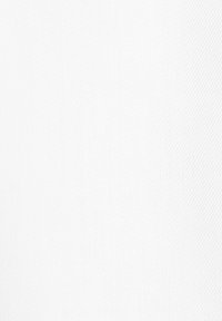 Tissu blanc à texture lisse, avec un motif linéaire subtil. La surface paraît propre et uniforme sur toute la surface.