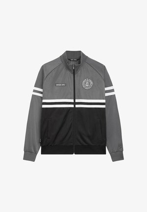Chaqueta de chándal en gris y negro, con cremallera en el frente, dos bolsillos, rayas blancas en las mangas y un logo circular en el pecho.