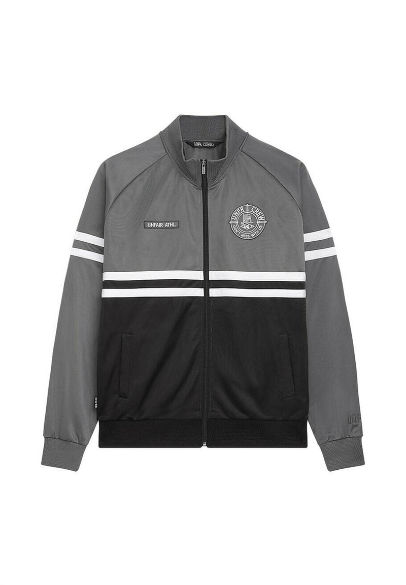 Giacca track grigia e nera, con zip frontale, due tasche, strisce bianche sulle maniche e un logo circolare sul petto.