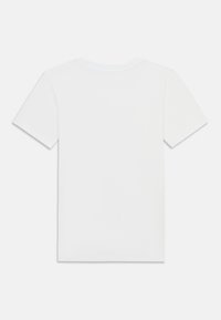 T-shirt branco de mangas curtas, decote redondo, textura suave, sem padrões ou gráficos, design simples, ajuste padrão, vista traseira lisa.