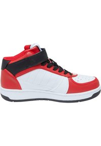 Korkea toss, mille on iseloomulik punane, valge ja must nahk, tekstureeritud paneelid, mustad paelad ja Velcro rihm pahkluul.