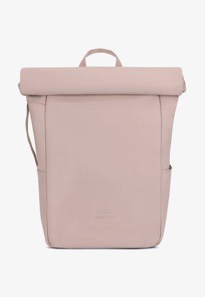 Rulletop rygsæk i blød pink, lavet af glat syntetisk materiale. Har et frontlogo, sidelommer og et top håndtag for nem transport.