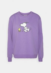 Sudadera morada con un gráfico impreso de Snoopy y Woodstock. Tela suave, diseño de cuello redondo, puños y dobladillo acanalados.