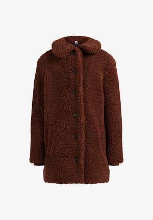 Abrigo de peluche marrón con un exterior texturizado y suave, cuello redondeado, cierre frontal con botones y dos bolsillos laterales.