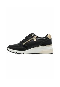 Sneaker nera con pelle perforata, accenti dorati, dettaglio con zip e suola intermedia bianca. Presenta una superficie zigrinata e una suola in gomma.