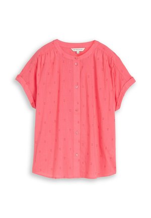 Różowa bluzka z krótkim rękawem z okrągłym dekoltem, subtelny wzór w teksturę kropek, zapinana na guziki z przodu i podwiniętymi mankietami.