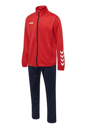 Rode sporttracksuit met een ritsjack met wit logo en chevrondesign, gecombineerd met marineblauwe broek in een soepele, lichte stof.