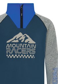 Sudadera de color azul marino con cremallera de cuarto con mangas en gris, que presenta un logo gráfico de montaña y el texto "MOUNTAIN RACERS" en plata y azul.