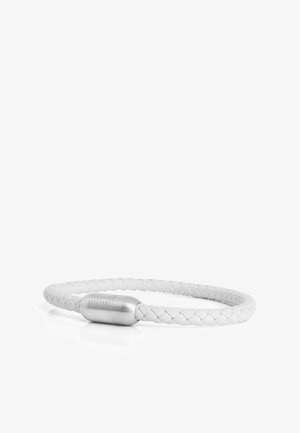 Biały pleciony skórzany bransoletka z gładką metalową klamrą w kolorze srebrnym, prezentująca elegancki i minimalistyczny design.