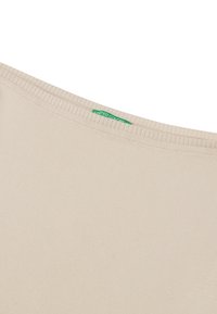 Béžový žebrovaný bavlněný tílko s širokým výstřihem a zelenou cedulkou s nápisem "United Colors" poblíž ramene. Hladká, elastická textura.