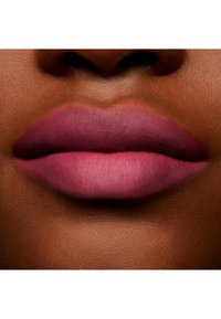 MAC POWDER KISS LIQUID LIPCOLOUR - Rouge à lèvres liquide - more the mehr-ier