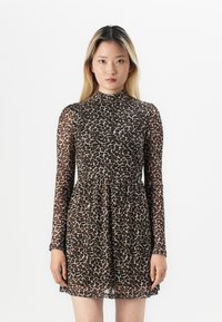 Langarmige jurk met luipaardprint in doorschijnende stof, met een hoge hals en een gegatherde taille, met een losse pasvorm en semi-transparante textuur.