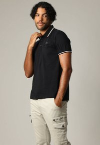 Niet geselecteerd, Black