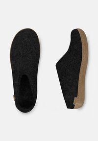 Chaussons en feutre noir avec un bout arrondi, un talon ouvert et des accents en cuir tan. La texture lisse et le design simple mettent en avant la fonctionnalité.