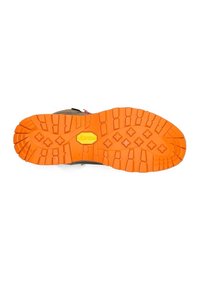 Zapato con suela Vibram y una suela exterior naranja resistente, con tracción multidireccional; la parte superior probablemente es oscura con acentos rojos.