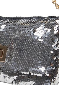 Clutch bag in sequins argentati dalla forma rettangolare, con un accento in hardware dorato e una superficie testurizzata composta da piccole paillettes rotonde.