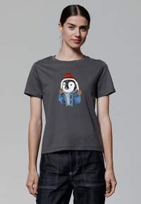Grijze katoenen t-shirt met een pinguïnontwerp voorzien van een rode hoed en een spijkerjack, afgewerkt met bruine pompons, korte mouwen en een ronde hals.