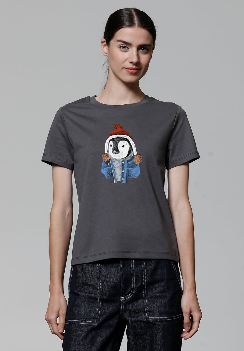 Grijze katoenen t-shirt met een pinguïnontwerp voorzien van een rode hoed en een spijkerjack, afgewerkt met bruine pompons, korte mouwen en een ronde hals.