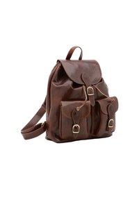 Zaino in pelle marrone con chiusura a pattina, due tasche frontali e dettagli in ottone. Dotato di tracolla regolabile e finitura testurizzata.