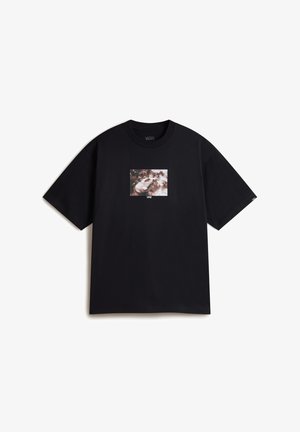 Schwarzes Baumwoll-T-Shirt mit kurzen Ärmeln und Rundhalsausschnitt, mit einem grafischen Druck in hellen Tönen auf der Vorderseite, zentriert innerhalb eines rechteckigen Rahmens.