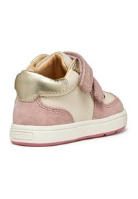 Sneaker rosa e crema realizzata con un mix di camoscio e pelle, con un accento posteriore in oro metallizzato e una chiusura in velcro. Foderato in morbido tessuto.