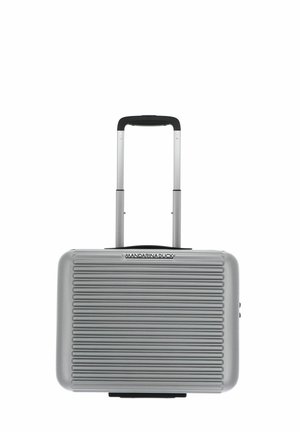 Walizka twarda w kolorze srebrnym z poziomymi rowkami, z wysuwaną rączką i czarnymi akcentami, z logo z przodu.