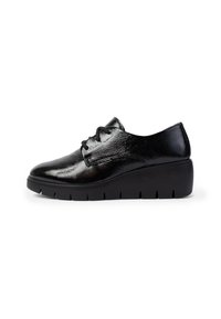 Schwarze Lacklederschuhe mit runder Zehenpartie, Schnürdesign und einer klobigen schwarzen Plattformsohle mit horizontalen Rillen.