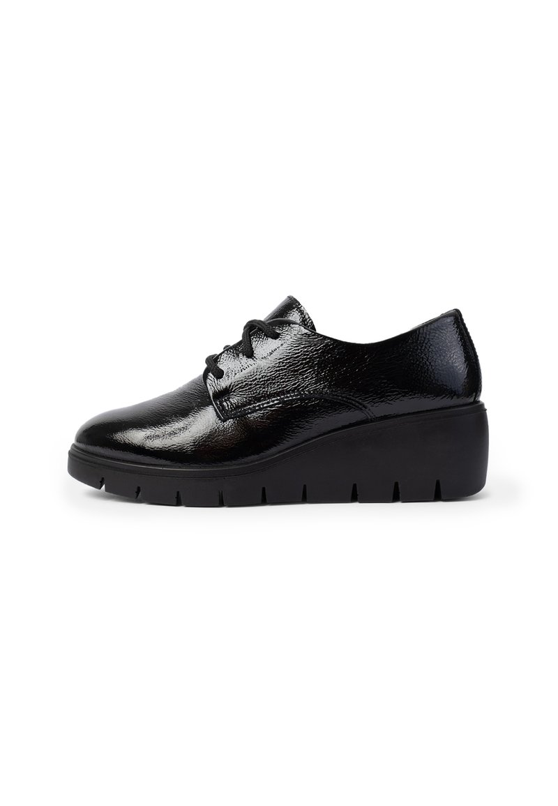 Schwarze Lacklederschuhe mit runder Zehenpartie, Schnürdesign und einer klobigen schwarzen Plattformsohle mit horizontalen Rillen.