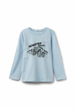 Blauwe langemouwen shirt van zachte katoen, met een zwart grafisch ontwerp van een monstertruck en bergen, met de tekst "MONSTER SMASH."