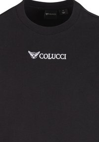 Svart crewneck T-skjorte med hvit brodert Colucci-logo og vingesymbol sentrert på brystet.