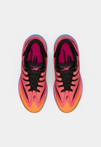 Des chaussures de basketball présentant un design dégradé allant du rose à l'orange, des accents noirs, et un matériau en mesh avec des lacets et un logo contrastants.