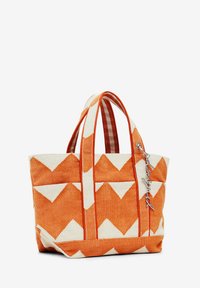 Narancssárga és krém színű, chevron mintázatú, szőtt táska, két lapos fogantyúval és egy oldalzsebbel. Texturált anyag, látható varrással.
