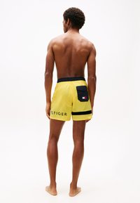 Tommy Hilfiger SAILING MEDIUM DRAWSTRING - Shorts da mare - marigold yellow
