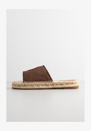 Braune Leder-Slide-Sandale mit Jute-Seil-Verzierung an der Sohle. Verfügt über einen einzelnen Riemen über dem Fuß und ein flaches, strukturiertes Fußbett.