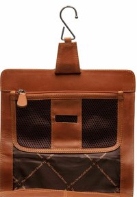 Organisateur de voyage en cuir marron avec un crochet en métal, compartiment zippé, poche en mesh, et intérieur à motif logo. Texture lisse, design structuré.