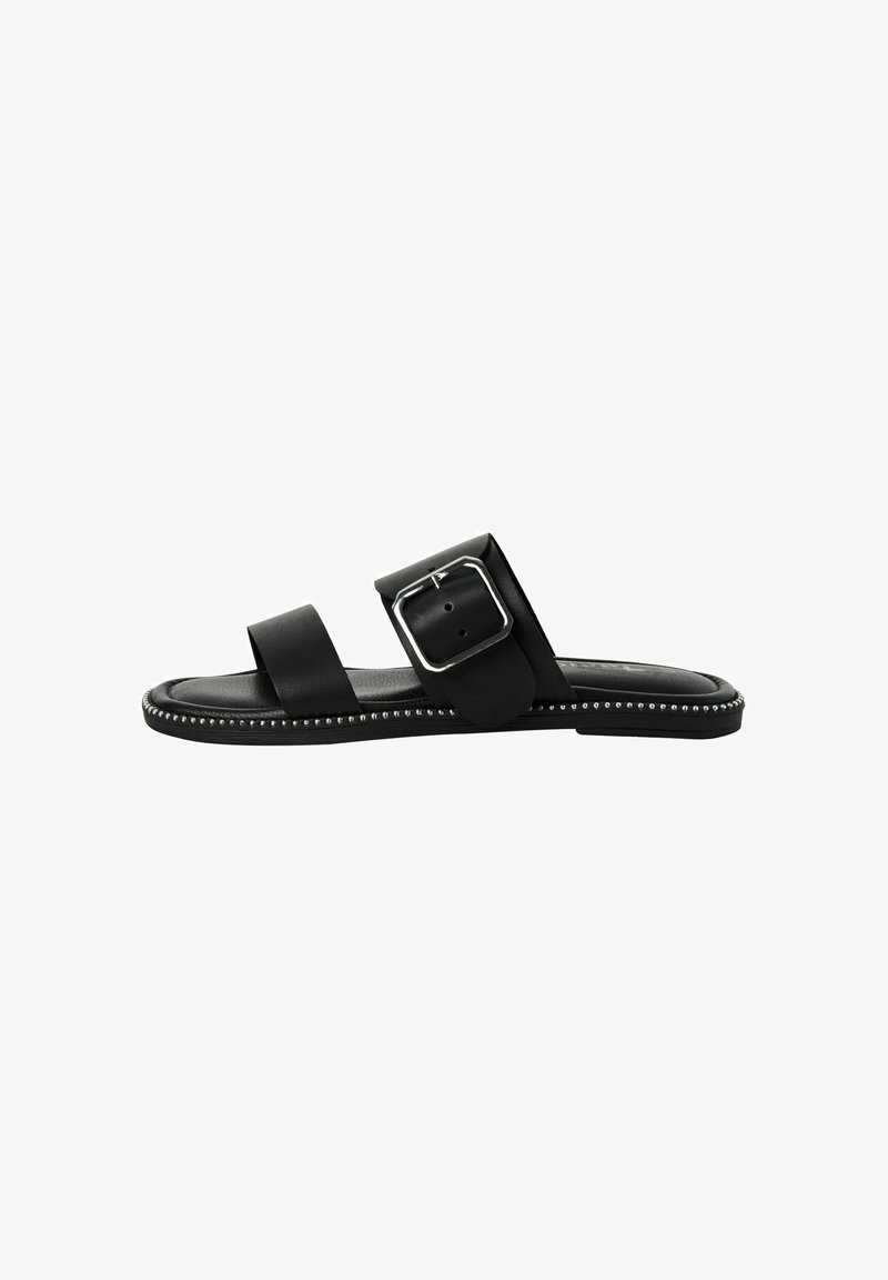 Zwarte schuifsandalen met twee brede banden en een grote zilveren gesp. De zool heeft decoratieve studs voor extra textuur.
