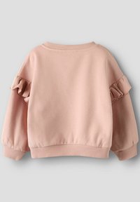 Felpa a maniche lunghe rosa chiaro con dettagli arricciati sulle maniche superiori, polsini e orlo a coste, mostrata da dietro su uno sfondo grigio.