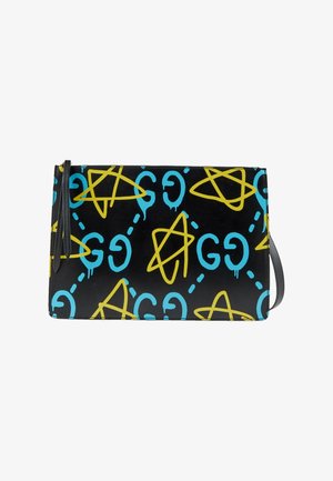 Schwarze rechteckige Clutch mit blauen "GG"-Buchstaben und gelben Stern-Kritzeln sowie einem schwarzen Handgelenksriemen an der Seite.