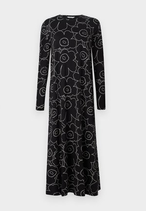 Abito nero con maniche lunghe, caratterizzato da un motivo floreale bianco. Il tessuto ha una texture liscia e una vestibilità rilassata all'orlo.