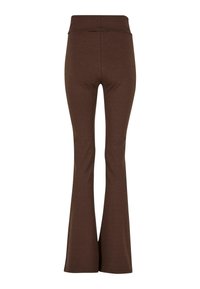 Barna, magas derekú, flared nadrág, amely a combon szűkebb, az alsó részen pedig szélesebb nyílásokkal rendelkezik.