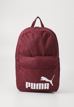 Bordeauxfarvet Puma rygsæk med frontlynlåslomme, topgreb og hvid Puma-logo på nedre front.